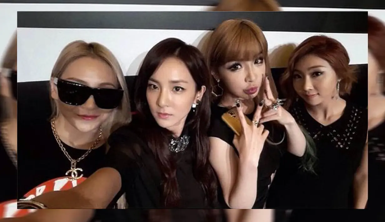 Dara dengan bangga memperlihatkan kekompakan 2Ne1 dalam sebuah acara. (instagram.com/krungy21)