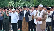 Saat salat ied, Presiden Jokowi memilih mengenakan kain batik sebagai sarung. [@jokowi]