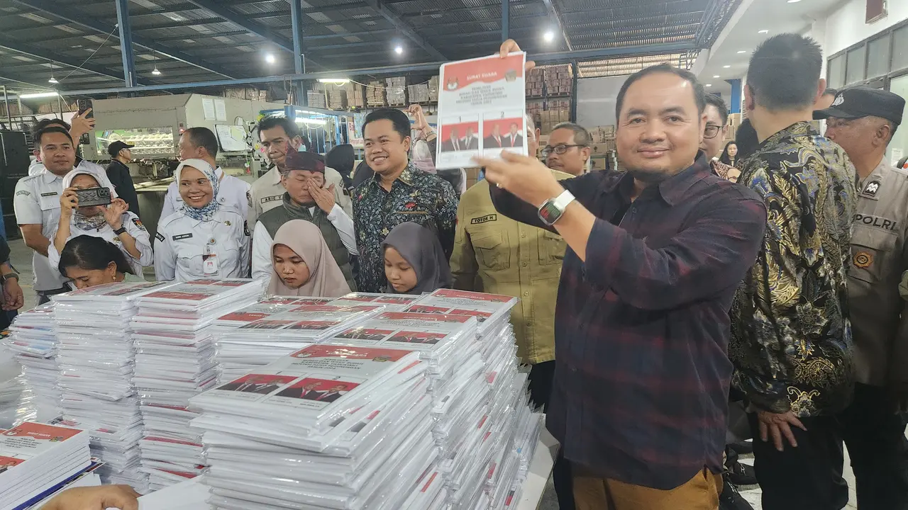 Ketua KPU RI, Mochammad Afifuddin meninjau proses pencetakan surat suara Pilkada di salah satu percetakan di wilayah Jawa Timur.