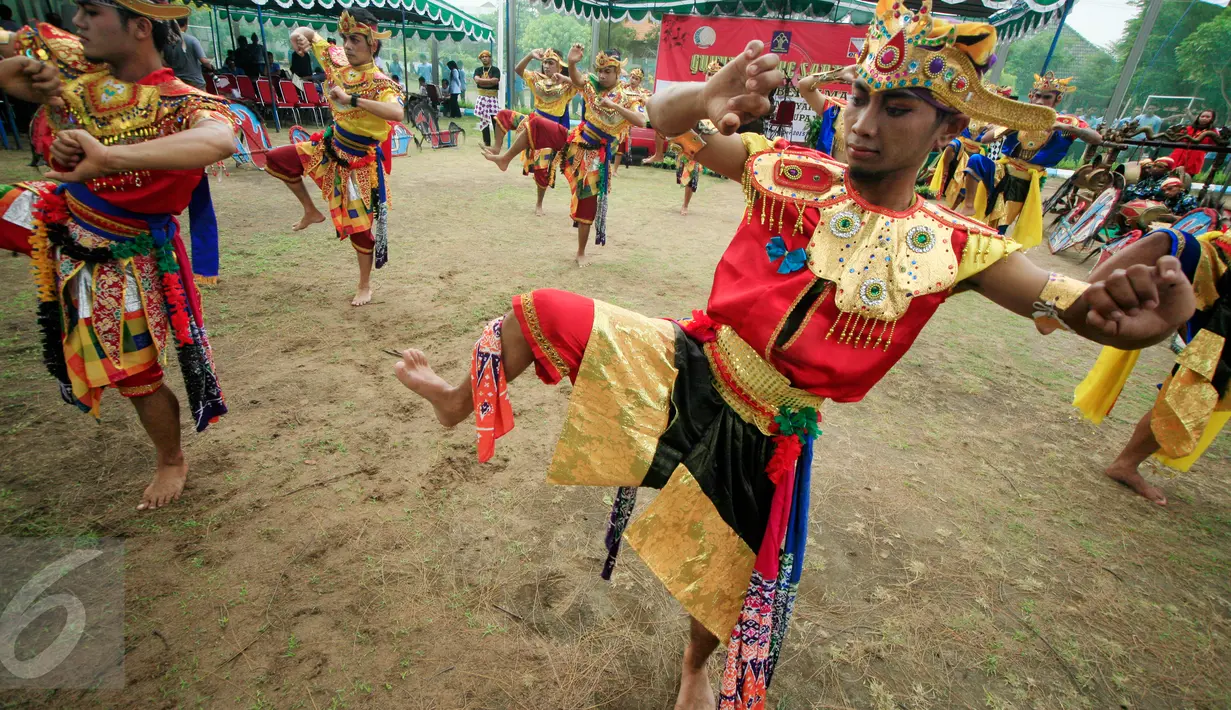 Sejumlah penari membawakan tarian kuda lumping di Lapas Wirogunan, Yogyakarta, Senin (9/11/2015).Komunitas seniman Yogyakarta menggelar aneka kesenian sebagai bentuk kepedulian terhadap penghuni lapas. (Foto:Boy Harjanto)