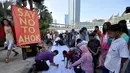 Sejumlah warga membubuhkan tanda tangan mendukung pemakzulan Gubernur DKI Basuki Tjahaja Purnama alias Ahok di Bundaran HI, Jakarta, Minggu (22/2/2015). Mereka melakukan aksi ini karena kebijakan Ahok dinilai tak pro-rakyat. (Liputan6.com/Faizal Fanani)