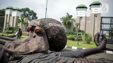 Aktivis Greenpeace menggelar aksi di depan Gedung DPR RI, Jakarta, Selasa (5/10/2021). Dalam aksinya, mereka membawa gurita raksasa sebagai simbol oligarki serta menyerukan kepada pemerintah agar serius mengatasi pandemi dan memberantas korupsi energi. (Liputan6.com/Faizal Fanani)