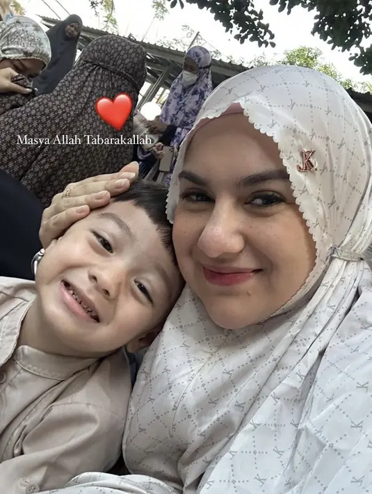 Irish Bella tampil mengenakan mukena putih dengan motif JKnya. @_irishbella_