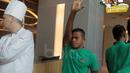 Pemain Timnas Indonesia, Manahati Lestusen santai usai menikmati makan siang bersama para pemain Thailand di Hotel Novotel, Filipina, (18/11/2016). (Bola.com/Nicklas Hanoatubun)
