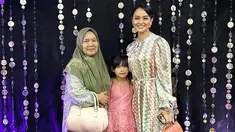 Baru-baru ini, Ririn Ekawati membagikan momen kedekatannya dengan sang ibu mertua. Mereka pergi kondangan bareng dengan penampilan yang kompak abis. Meski tak sama, namun busana yang mereka kenakan hampir senada, yaitu mengusung warna sage. (Liputan6.com/IG/@ririnekawati)