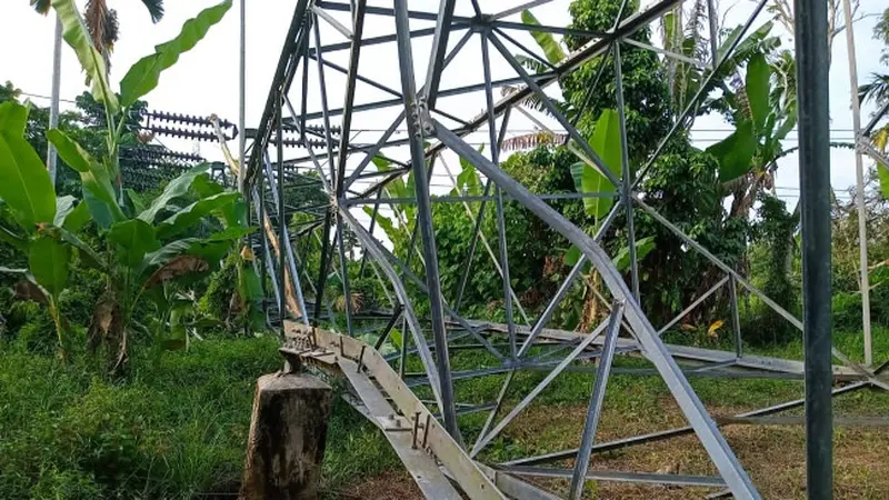 Tower listrik PLN di Kabupaten Kampar roboh karena besinya dipreteli oleh maling.