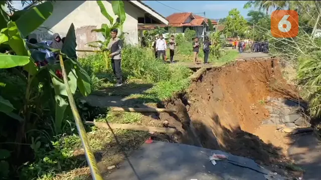Longsor putus jalan penghubung dua kecamatan di Kabupaten Sukabumi (Liputan6.com/Fira Syahrin).