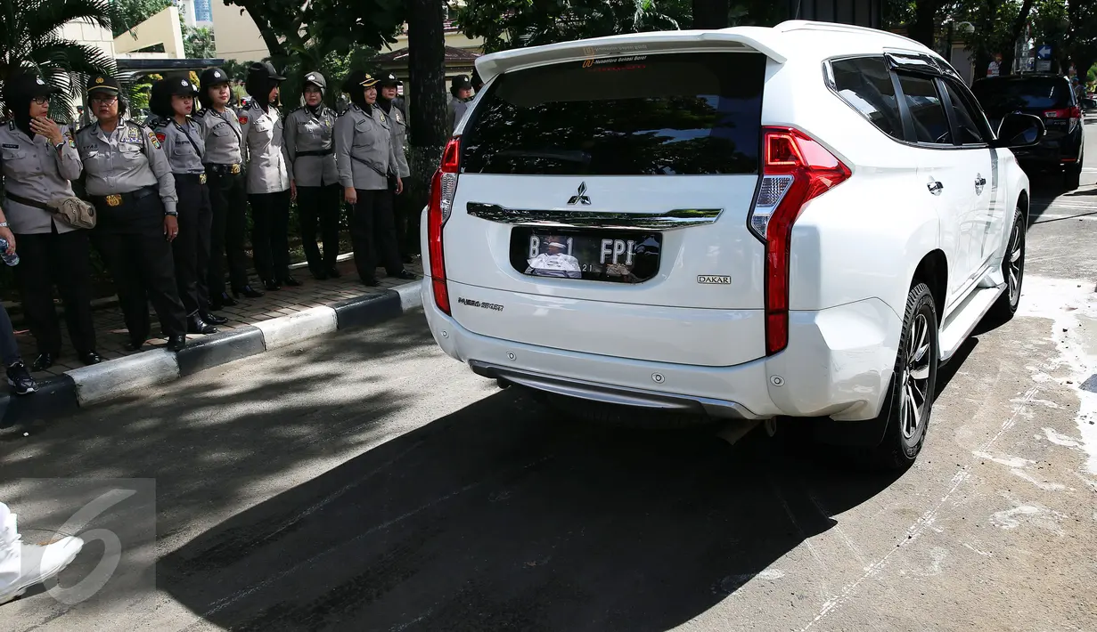 Mobil dengan pelat nomor B 1 FPI memasuki Mabes Polri, Jakarta, Selasa (15/11). Sejumlah saksi dan pelapor terkait kasus dugaan penistaan agama yang dilakukan Basuki Tjahaja Purnama (Ahok) mulai mendatangi Mabes Polri. (Liputan6.com/Johan Tallo)