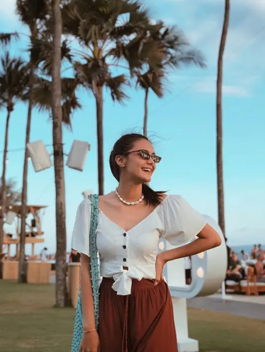 Gadis kelahiran 2000 ini berpakaian santai namun tetap modis dalam setiap foto liburannya. (Liputan6.com/IG/@amandarawles)