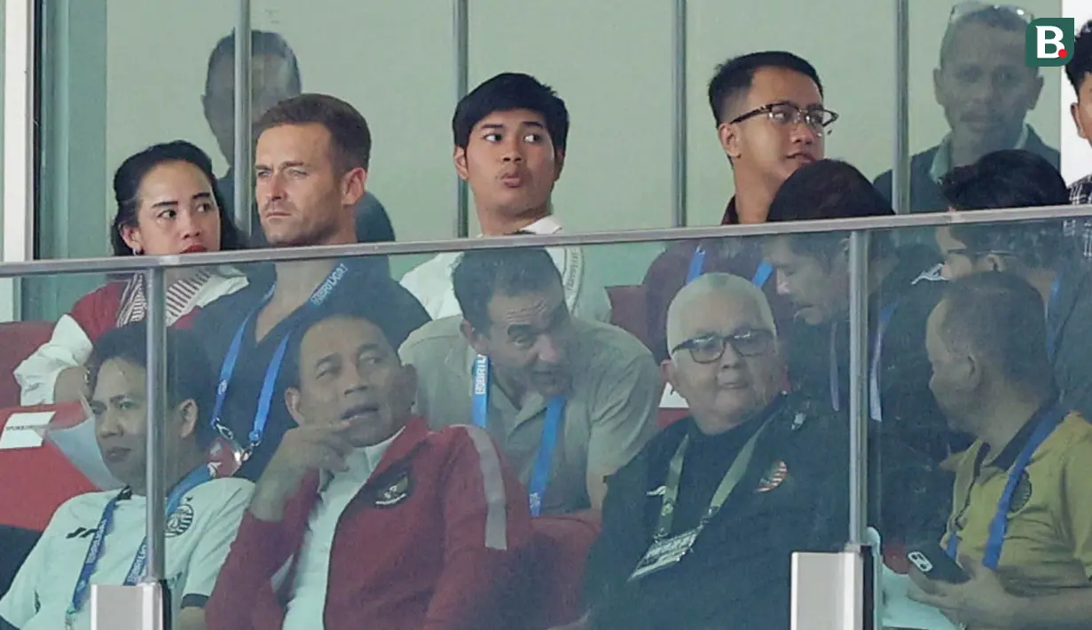 Pelatih Timnas Indonesia U-23, Gerald Vanenburg ditemani mantan pelatih Timnas Indonesia U-23, Indra Sjafri (kanan) dan pelatih kiper Timnas Indonesia, Sjoerd Woudenberg memantau laga lanjutan BRI Liga 1 2024/2025 antara Persija Jakarta melawan Persebaya Surabaya di Stadion Utama Gelora Bung Karno (SUGBK), Senayan, Jakarta, Sabtu (12/04/2025). (Bola.com/M Iqbal Ichsan)