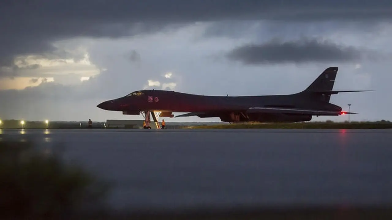 Pesawat B-1B Bomber milik AS yang tengah bersiap lepas landas di Andersen Air Force Base, Guam (AP)
