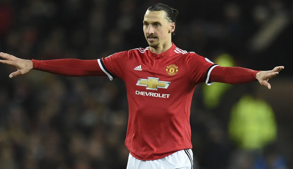 Belum lama pensiun pada Juli 2023 bersama AC Milan, Zlatan Ibrahimovic tercatat menempati posisi keempat sebagai pemain Swedia dengan jumlah gol terbanyak di Premier League. Total 17 gol dikoleksinya di Premier League dari 33 laga saat membela Manchester United selama 1,5 musim mulai 2016/2017 hingga tengah musim 2017/2018. (AFP/Oli Scarff)