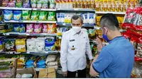 Gubernur Riau Syamsuar saat meninjau penjualan harga minyak goreng murah di sebuah mini market. (Liputan6.com/Diskominfo Riau)