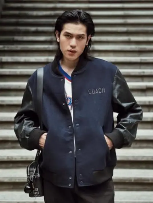 Tas populer Charter Crossbody Bag kini hadir dengan sketch print yang menampilkan gambar Rexy dan graffiti yang terinspirasi dari kota New York. Tas ini menggambarkan energi kota New York yang vibrant dan juga modern, dilukis ulang dalam salah satu tas pria favorit dari Coach. Julian Jacob memadukan tas ini dengan tampilannya yang edgy dan bold.  [Coach]