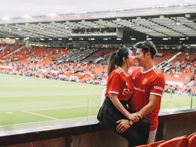 Via Vallen dan Chevra Yolandi berpose romantis. Keduanya beradu hidung seolah hendak berciuman. "In this stadium with him who I love the most 🤍Can u imagine hw happy I am that day💃🏼" tulis Via Vallen di akunnya. (Instagram/viavallen)