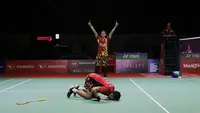 Setelah itu Fajar/Rian mampu menambah 4 poin beruntun untuk unggul 18-14 dan akhirnya menyudahi game kedua sekaligus memenangi laga final dengan skor 21-17. (Bola.com/Ikhwan Yanuar)