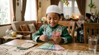 Cara Mengajarkan Anak Mengatur Uang agar THR Tidak Cepat Habis