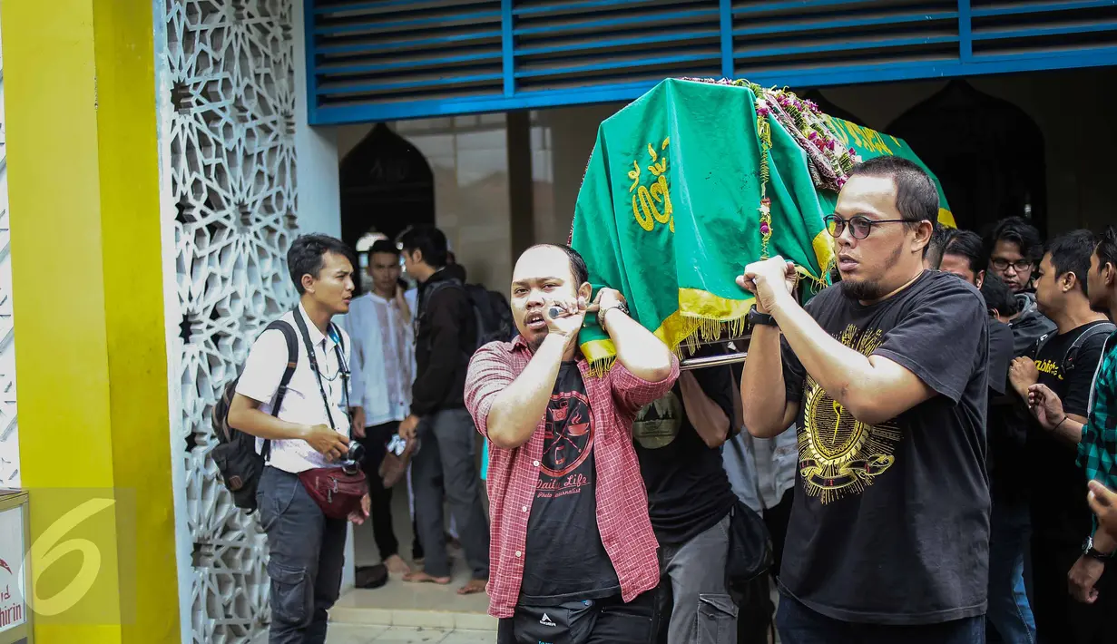 Para kerabat menggotong keranda alm Guntoro di Lenteng Agung, Jakarta, Kamis (16/2). Diduga terkena serangan jantung , Guntoro, wartawan foto, Koran Jakarta meninggal dunia saat meliput banjir di daerah Pejaten Timur. (Liputan6.com/Faizal Fanani)