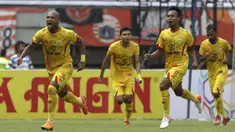 Bek Bhayangkara FC, Anderson Salles, merayakan gol yang dicetaknya ke gawang Persija Jakarta pada laga Shopee Liga 1 di Stadion Patriot Chandrabhaga, Bekasi, Sabtu (10/8). Persija bermain imbang 1-1 atas Bhayangkara. (Bola.com/Yoppy Renato)