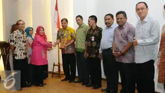 Deputi Bidang Penginderaan Jauh Lapan Orbita Roswintiarti (ketiga kiri) menyerahkan data penginderaan jarak jauh citra satelit beresolusi tinggi kepada sejumlah perwakilan daerah di Jakarta, Rabu (27/1/2016). (Liputan6.com/Helmi Fithriansyah)