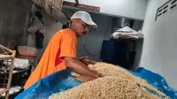 Produsen tempe di Kelurahan Tanjung Sari, Kecamatan Medan Selayang, mengeluhkan kenaikan harga kedelai di tingkat distributor sejak 2 bulan lalu