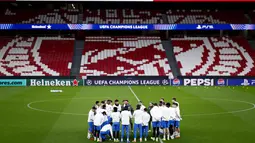 Mereka akan menantang wakil Portugal, SL Benfica di matchweek kedelapan Liga Champions 2025-2026. Tampak dalam foto, pelatih Real Madrid asal Spanyol, Alvaro Arbeloa (tengah) dan para pemain berkumpul dalam lingkaran selama sesi latihan jelang matchweek kedelapan Liga Champions 2025-2026 melawan SL Benfica di stadion Luz, Lisbon pada Selasa 27 Januari 2026. (FILIPE AMORIM/AFP)