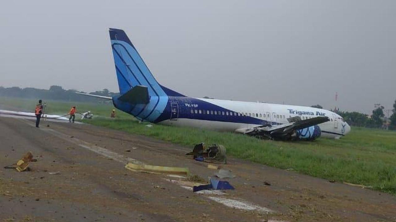 Pesawat kargo Trigana tergelincir di Bandara Halim Perdanakusuma, Jakarta.
