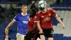 Gelandang Manchester United (MU), Scott McTominay (kanan) menyundul bola untuk mencetak gol ke gawang Brighton Albion dalam lanjutan Piala Liga di Stadion Falmer, Kamis (1/10/2020) dinihari WIB. MU menang 3-0 atas Brighton Albion. (Matt Dunham/Pool via AP)