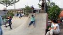 Seorang anak bermain meluncur di area Skate Park RPTRA Kalijodo, Jakarta, Sabtu (15/6/2019). Menjelang sore hari, anak-anak berdatangan menghabiskan waktu dengan bermain di area RPTRA Kalijodo. (Liputan6.com/Helmi Fithriansyah)