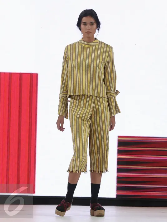Model membawakan busana rancangan Amanda Indah Lestari di panggung Senayan City Fashion Nation ke-11, Jakarta, Rabu (12/4). Lewat label fesyen Lekat, Amanda memamerkan cuplikan koleksi fall/winter 2017 dengan tenun baduy. (Liputan6.com/Herman Zakharia)