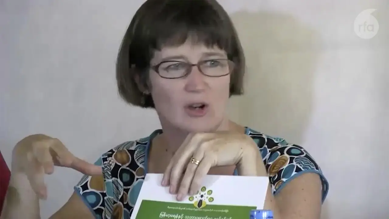 Mantan Duta Besar Inggris Vicky Bowman berbicara kepada media di Yangon, Myanmar, pada 5 September 2014.