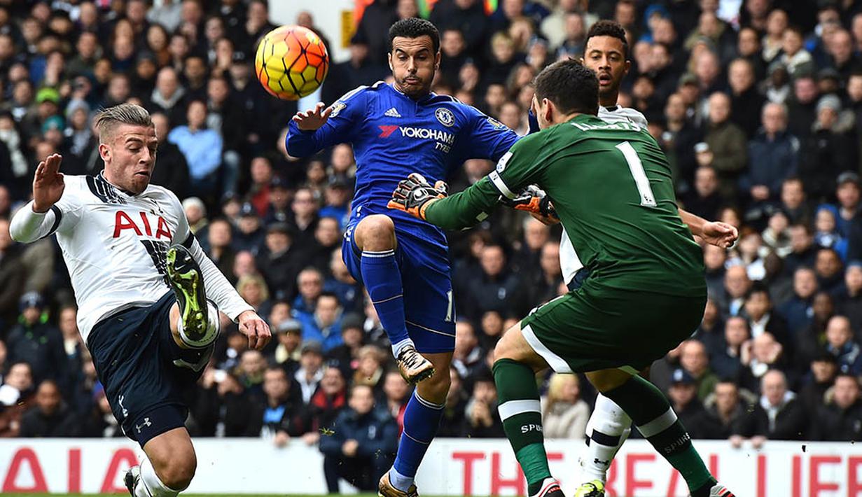 Juara bertahan, Chelsea masih belum bisa merangkak naik ketika hanya mampu bermain imbang 0-0 dengan Tottenham. Kini The Blues berada pada posisi ke-14. (AFP Photo/Ben Stansall)