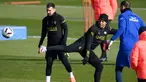 Penyerang PSG Kylian Mbappe (kanan) menendang bola melewati Lionel Messi selama sesi latihan di tempat latihan klub di Saint-Germain-en-Laye, sebelah barat Paris, Jumat (3/3/2023). PSG akan menjamu Nantes di Parc des Princes pada pekan ke-26 Ligue 1 2022/2023, Minggu, 5 Maret 2023 dini hari WIB. (Photo by FRANCK FIFE / AFP)