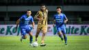 Pemain Dewa United, Ricky Kambuaya (tengah) ber pada laga lanjutan BRI Liga 1 2023/2024 antara Persib Bandung melawan Dewa United FC di Stadion Gelora Bandung Lautan Api (GBLA), Bandung, Jumat (14/07/2023). (Bola.com/Bagaskara Lazuardi)