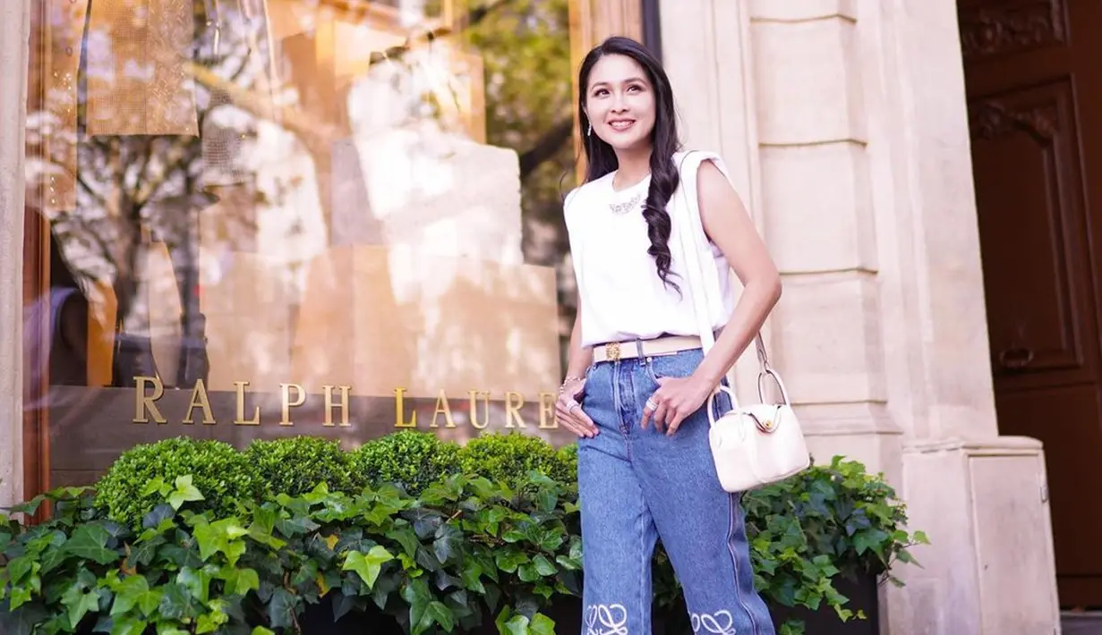 Dalam akun Instagram pribadinya, Sandra Dewi cukup aktif membagikan momen selama di Paris. Bahkan, penampilan ibu dua anak ini juga tak luput dari sorotan. (Liputan6.com/IG/@sandradewi88)
