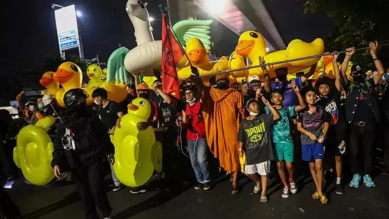 Para demonstran di Thailand kembali menggelar aksi protes pada Minggu (29/11/2020). (Photo credit: Jack TAYLOR/AFP)