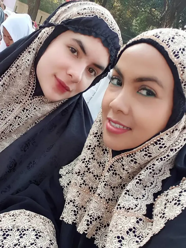 6 Potret Steffi Zamora dan Ibunda, Bak Kakak Adik