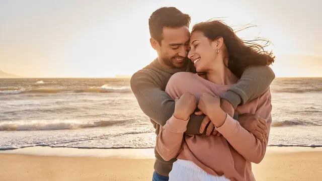 perempuan dan pasangan 25 agustus peluk