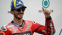 Pembalap MotoGP Italia dari Tim Ducati Lenovo, Francesco Bagnaia, merayakan kemenangannya di posisi pertama pada sesi kualifikasi MotoGP Grand Prix Malaysia di Sirkuit Internasional Sepang, Sepang, pada 25 Oktober 2025. (Lillian SUWANRUMPHA/AFP)