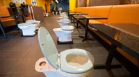 Makanan yang dipesan di restoran bertema toilet dihidangkan menggunakan wadah yang mirip toilet.