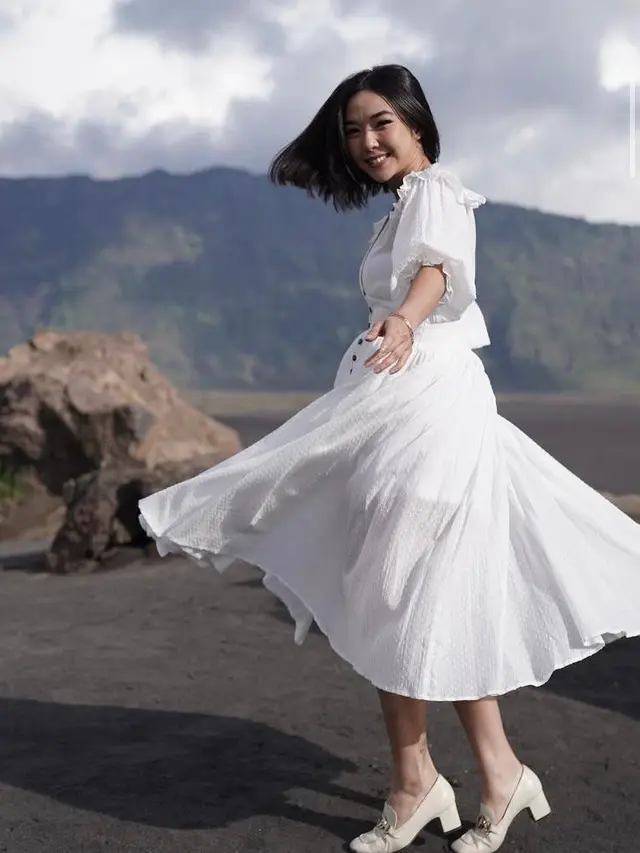 6 Gaya Gisella Anastasia Jadi Model Video Klip di Bromo, Menawan Kenakan Dress Putih dan Sepatu Hak Tinggi
