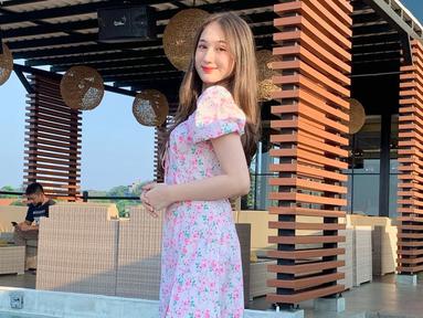 Artis kelahiran 17 Juli 2006 ini cukup sering kenakan floral outfit, salah satunya adalah dress. Dress floral berwarna merah muda yang dikenakannya ini sangat cocok dengan Laura Moane, apalagi dengan rambut indahnya yang digerai membuat penampilannya jadi makin menarik. (Liputan6.com/IG/@its_lauramoane2)