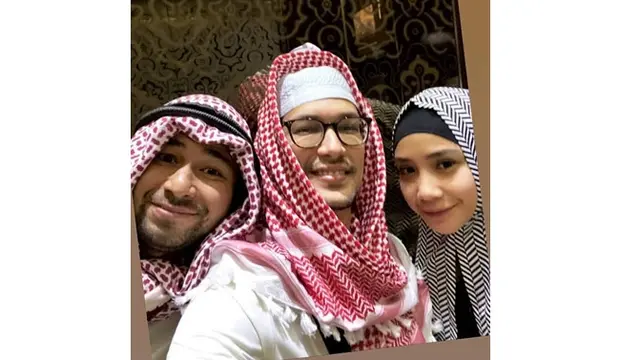 6 Potret Dimas Beck saat Umrah, Sempat Salat Gaib untuk Ashraf Sinclair