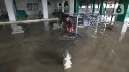 Banjir merendam wisata ziarah Masjid Agung Banten di Kota Serang pada Rabu (2/3/2022). Banjir yang melanda kawasan Masjid Banten Lama setelah curah hujan tinggi mengguyur Kota Serang beberapa hari lalu mengakibatkan Kali Cibanten meluap dan menggenangi 22 titik. (merdeka.com/Imam Buhori)