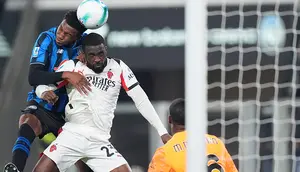 Honest Ahanor berebut bola udara dengan Fikayo Tomori dalam laga Serie A antara Atalanta vs AC Milan di Gewiss Stadium, 29 Oktober 2025. (Spada/LaPresse via AP)