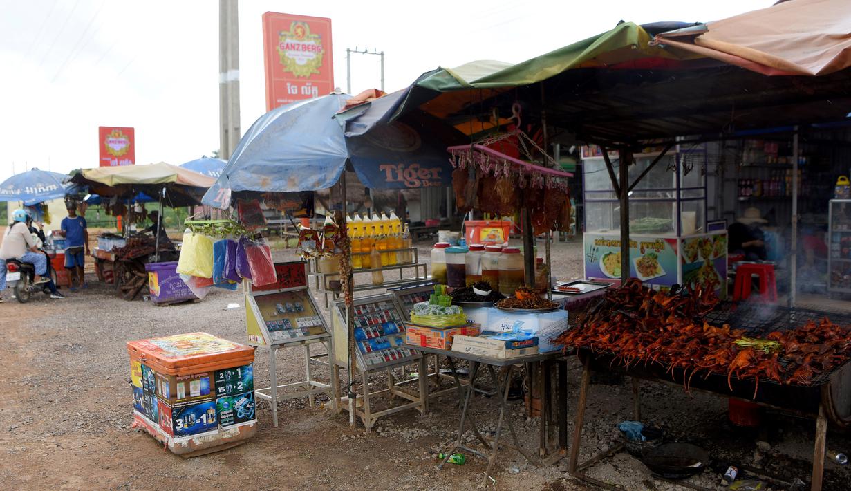 Warung yang menjual tikus bakar terlihat di provinsi Battambang (8/8/2019). Tikus bakar yang lebih besar dijual dengan harga 1,25 USD atau sekitar 17000 ribu rupiah. (AFP Photo/Tang Chhin Sotthy)