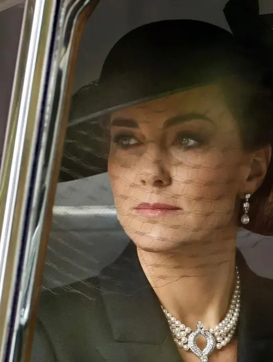 Melengkapi outfit berkabung serba-hitam ala bangsawan kerajaan Inggris (@princeandprincessofwales._)