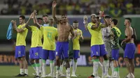 Para pemain Timnas Brasil merayakan kemenangan 5-1 atas Bolivia setelah berakhirnya laga Kualifikasi Piala Dunia 2026 zona Conmebol di Mangueirao Stadium, Belem, Brasil, Sabtu (9/9/2023) pagi WIB. (AP Photo/Bruna Prado)