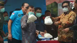 Wapres Jusuf Kalla didampingi Ketua DPR Bambang Soesatyo menunjukkan barang bukti narkotika jenis sabu sebelum pemusnahan di silang Monas, Jakarta, Jumat (4/5). Sabu 2,6 ton ini merupakan hasil tangkapan Bareskrim Polri dan BNN. (Merdeka.com/Imam Buhori)