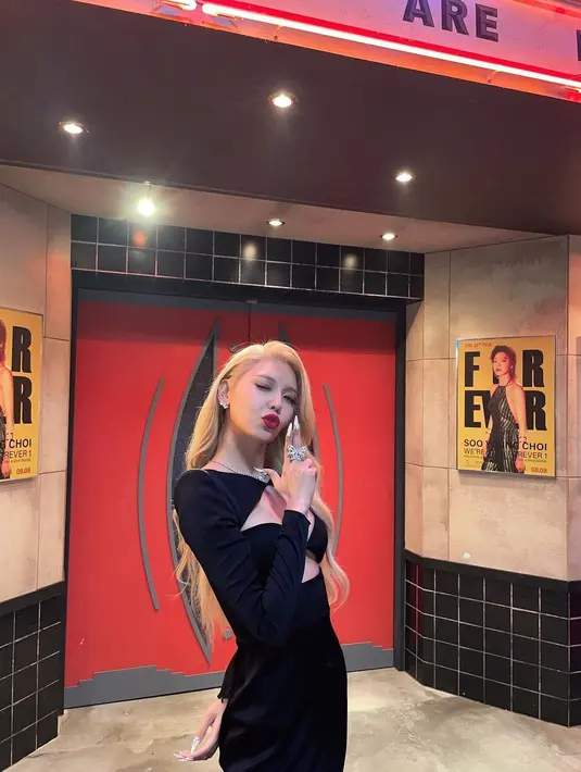 Berpose di hadapan kamera, begini gaya Sooyoung Girls Generation dengan vibe old Hollywood dalam balutan dress hitam. Ia bergaya saat sedang syuting MV FOREVER 1. (FOTO: instagram.com/sooyoungchoi)